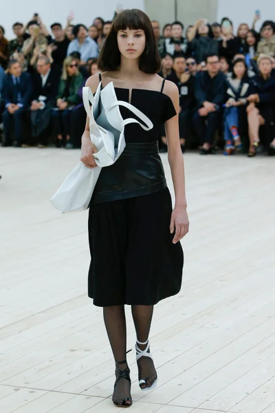 Look 16